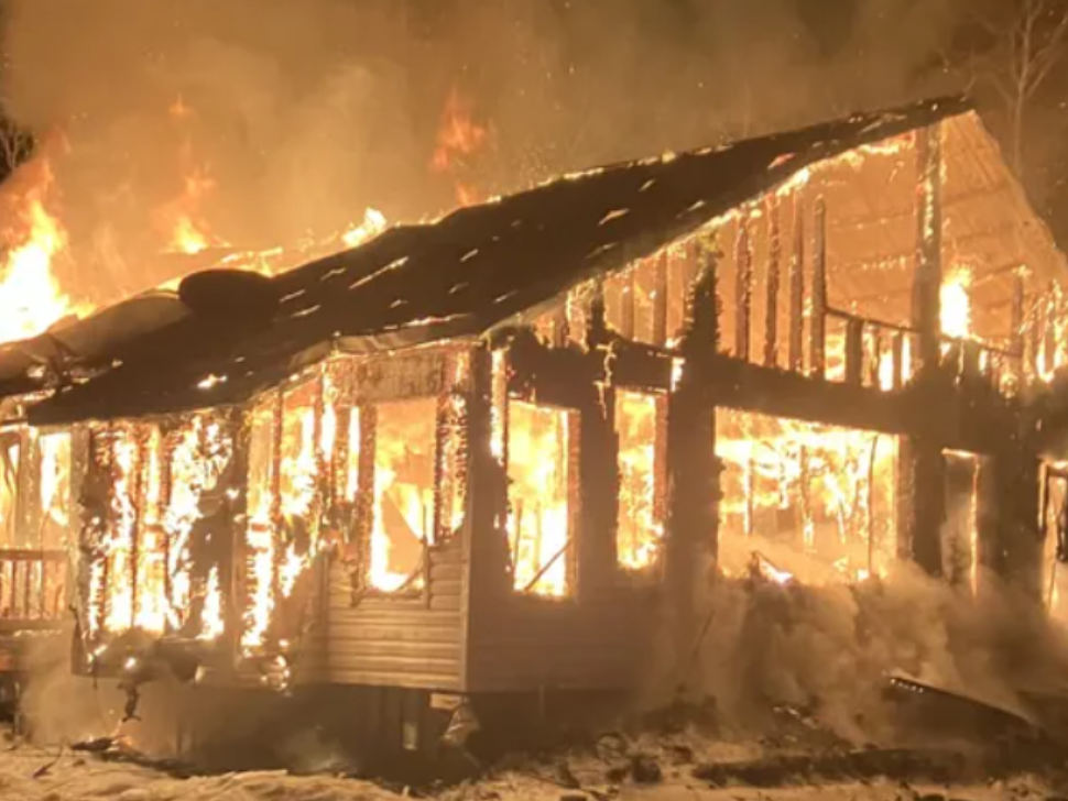 Community rallies around Manitoba couple after holiday house fire